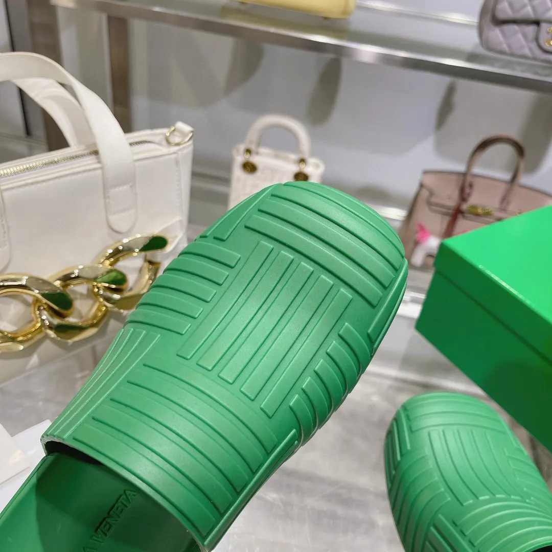 Factory price: 300💰🍀𝐁𝐨𝐭𝐭𝐞𝐠𝐚 𝐕𝐞𝐧𝐞𝐭𝐚 Bottega Veneta BV new men's woven surface ultra-light rubber garden shoes It looks good and is easy to wear. It is perfect with straight wide-leg pants, okay? It can also be worn in the summer, and it has characteristics for daily use, which is very BV~ The thickened toe box is slightly tilted like a derby, which is easy to match. The inner forefoot has texture that matches the sole of the foot. It is not made of rain boots with fleshy materials, which is more comfortable. M𝐁𝐨𝐭𝐭𝐞𝐠𝐚 𝐕𝐞𝐧𝐞𝐭𝐚 Bottega Veneta's new men's woven top ultra-light rubber garden shoes are good-looking and easy to wear. They are perfect with straight wide-leg pants, okay? 🐸It can also be worn in summer, and it has characteristics for daily life, which is very BV~ The thickened toe cap is slightly tilted like a derby, which is a good match. The inner forefoot has a pattern that matches the sole of the foot. It is not made of rain boots made of fleshy material, which is more comfortable. SIZE: 35-46 (45 and 46 are custom-made and cannot be returned or exchanged)
